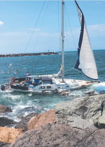  ?? Picture: SURFINPARA­DISE.COM.AU ?? The yacht runs aground after hitting sharp rocks at The Spit.