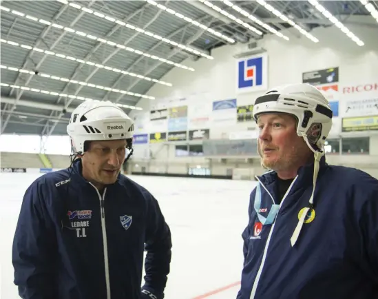  ?? Bild: Robin Johansson ?? Tobias Larsson (till vänster) och Magnus Svenberg är duon som tar hand om träningen av IFK Vänersborg­s nystartade damlag, första ispasset i Arena Vänersborg är dessutom avklarat.