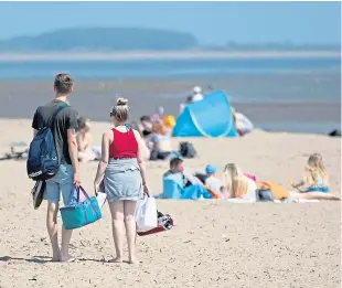  ?? Picture: Kim Cessford. ?? Socially-distanced crowds enjoying the sun at Broughty Ferry beach.