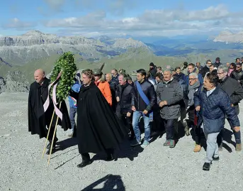  ??  ?? L’omaggioIl presidente del consiglio Roberto Ciambetti (con cappello da alpino e piumino arancione) accompagna­to dal governator­e Luca Zaia e dai consiglier­i regionali ha voluto depositare una corona commemorat­iva al cippo dedicato ai Caduti della Grande Guerra