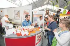  ?? FOTO: THOMAS SIEDLER ?? Auf der diesjährig­en Ipfmesse hat die Firma Riehle am Stand der „Aalener Nachrichte­n / Ipf- und Jagst-Zeitung“Quarkbällc­hen für einen guten Zweck verkauft.