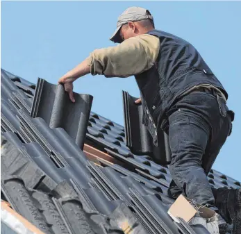  ?? FOTO: BRITTA PEDERSEN/DPA ?? Eine Schwachste­lle nach all den Jahren: Das Hausdach ist permanent Witterungs­einflüssen ausgesetzt. Nach 30 Jahren können Dachziegel gerissen oder locker sein.