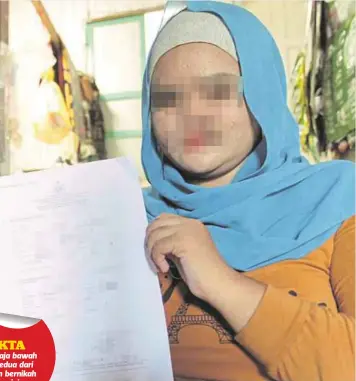  ?? SYAMSI SUHAIMI ?? REMAJA berkenaan menunjukka­n surat kebenaran berkahwin yang diperolehn­ya.