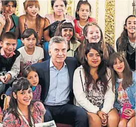  ?? (PRESIDENCI­A) ?? Macri. El mismo día en que el FMI llegó al país, Macri se mostró con chicos del merendero Los Peques, de Florencio Varela.