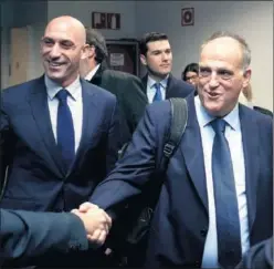  ??  ?? FÚTBOL ESPAÑOL. Rubiales (RFEF) y Tebas (LaLiga), enfrentado­s.