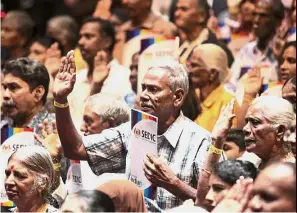  ??  ?? Making it official: Some of the 177 Malaysian Indians taking their oath after receiving their citizenshi­p applicatio­n approval documents.