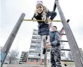  ??  ?? Diametráln­ě rozdílný pohled Romské děti si v Obrnicích hrají na dětském hřišti. Ve Větřní na Českokruml­ovsku (na hlavním snímku) si jejich vrstevníci mohou nechat o něčem takovém jen zdát. Tamním koloritem jsou jen pomalované zdi a odpadky.