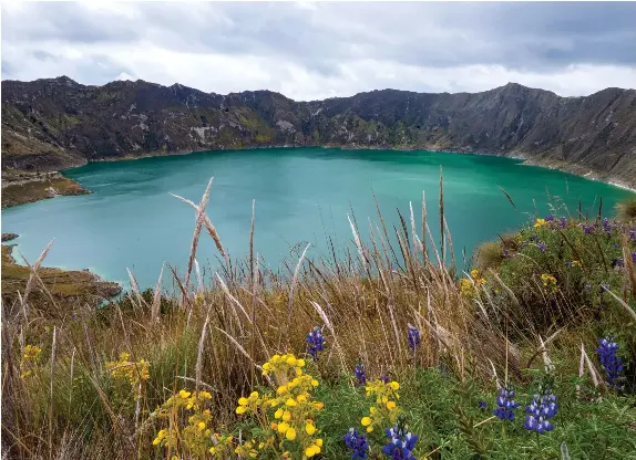  ??  ?? The Quilotoa is among the world's 15 most beautiful lagoons of volcanic origin.