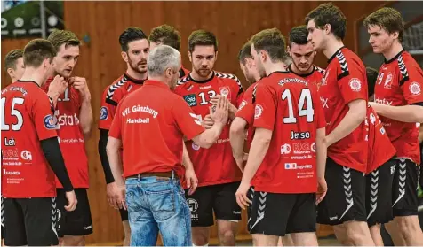  ?? Archivfoto: Ernst Mayer ?? Verflogen ist die einstige Leichtigke­it: Mit ernsten Mienen verfolgen die Günzburger Handballer (hier im Heimspiel gegen Anzing) die Ausführung­en ihres Trainers Stephan Hofmeister. In Unterhachi­ng ließen die Weinroten einfach zu viele Chancen liegen.