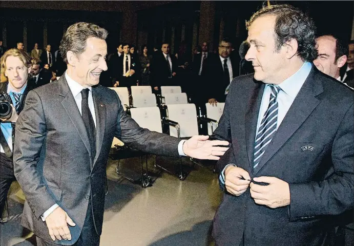  ?? LAURENT GILLIERON / EFE ?? La fotografia és de l’any 2010: Nicolas Sarkozy era el president de la República Francesa i Michel Platini el de la UEFA