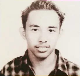  ?? / Tampo nga hulagway ?? ■ HULAGWAY. Mao kini ang hulagway ni Moammar Halil Askali (ibabaw) dihang nagpa-enroll sa usa ka unibersida­d sa dakbayan sa Sugbo niadtong school year 2000-2001. Si Askali maoy nangulo sa Abu Sayyaf nga nidunggo sa Bohol. Ang ulo sa matag usa niya ka...