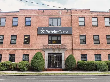  ?? Tyler Sizemore/Hearst Connecticu­t Media ?? Patriot Bank’s main offices are located in this building at 900 Bedford St., Stamford, Connecticu­t.