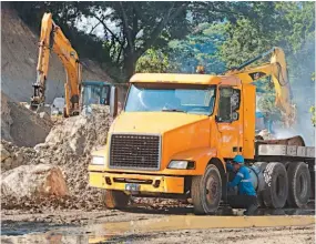  ??  ?? Logística. El Poy conecta a El Salvador con puerto Cortés, en el Atlántico Hondureño por lo que es importante para el sector exportador.