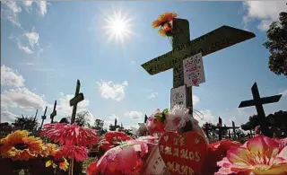  ??  ?? FALLECIDOS.
Brasil superó este fin de semana las 500.000 muertes por la pandemia del COVID-19.