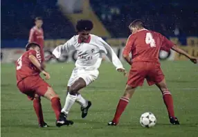  ??  ?? Valdo (ao centro) ajudou o Benfica a bater o Lokomotiv em 1996/97