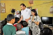  ?? SAJI CHACKO NEW DELHI ?? Jonas Olsson (left) interacts with slum kids in the Capital .