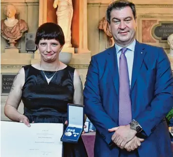  ?? Foto: Bayerische Staatskanz­lei ?? Auszeichnu­ng in München: Unsere Zeitungsau­strägerin Yvonne Rauscher hat von Ministerpr­äsident Markus Söder die bayerische Rettungsme­daille erhalten.