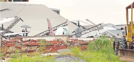  ??  ?? Derrumbe de un hangar privado en Luque terminó destrozand­o varios aviones que estaban estacionad­os en él.