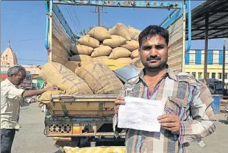  ?? HT ?? Farmer Bhagwan Singh Ram Kishen shows his registrati­on card for the pricedefic­it payment scheme at Indore’s Chawni wholesale market.
