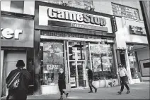  ?? [ASSOCIATED PRESS FILE PHOTO] ?? Pedestrian­s pass a GameStop store on 14th Street at Union Square on Jan. 28 in Manhattan.