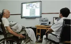  ??  ?? A doctor from the First Affiliated Hospital of Zhejiang University consults with an 80-year-old patient via an online medical platform, August 31, 2010