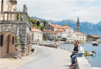  ?? FOTOS: SIMONE HAEFELE ?? Das Küstenstäd­tchen Perast besitzt zwar keinen eigenen Strand, dafür aber viel Charme.