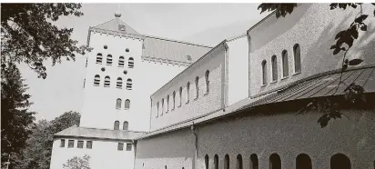  ?? FOTO: ENGEL & SEEBER ?? Rückansich­t vom Garten des Klosters aus in den 80er Jahren. In dem Kloster war auch ein Internat („Juvenat“) untergebra­cht.