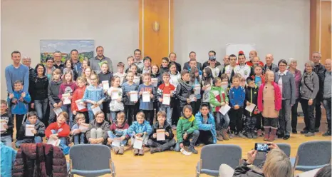  ?? FOTO: PRIVAT ?? So viele Teilnehmer wie noch nie schaffen das Sportabzei­chen. Der TSV Bad Saulgau würdigt die Sportler in einer Feierstund­e.