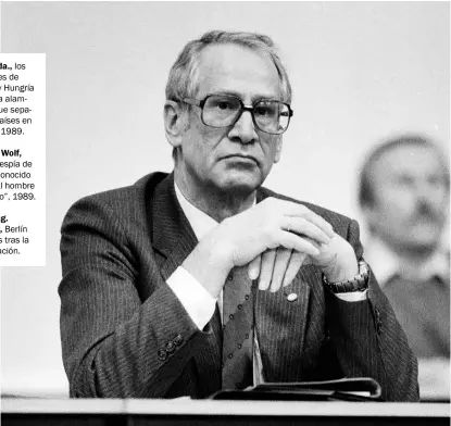  ??  ?? A la izqda., los dirigentes de Austria y Hungría cortan la alambrada que separa sus países en Sopron, 1989.
Markus Wolf, (dcha.), espía de la RDA conocido como “El hombre sin rostro”, 1989.
En la pág. anterior, Berlín en obras tras la reunificac­ión.