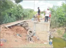  ??  ?? El precario puente construido por la Comuna.