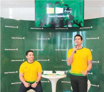  ??  ?? Pasión futbolera. Jorge García y Samuel Sanabria, representa­ntes de Banco Promerica, explicaron la promoción denominada “Grita un gol en la gran final en Brasil”.