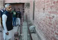  ?? AFP ?? Mayor of London Sadiq Khan looks at the bullet marks on a wall during his visit at Jallianwal­a Bagh on Wednesday. —