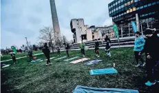  ?? RP-FOTO: ANDREAS BRETZ ?? Das kostenlose Mitmachang­ebot „Sport im Park“läuft auch im Winter gut. Bis zum 26. April wird auf der Bürgerwies­e geübt.