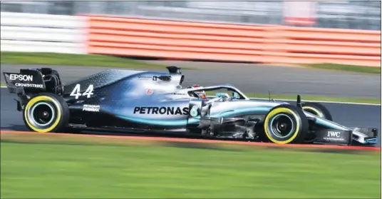  ??  ?? EN LA PISTA. El nuevo Mercedes W10 se estrenó en Silverston­e con un ‘filming day’ de 100 kilómetros. Pilotaron Hamilton y Bottas.