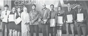  ??  ?? KENANGAN: Sharbini (lima kiri) dan Presiden dan Naib Canselor Curtin Malaysia, Profesor Jim Mienczakow­ski serta penerima Anugerah SEB pada Majlis Anugerah Curtin Malaysia, baru-baru ini.
