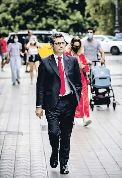  ??  ?? Félix Bolaños a la Diagonal de Barcelona dijous, l’endemà de la reunió de la taula de diàleg