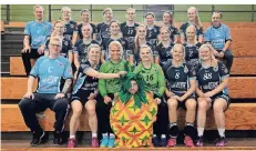  ?? FOTO: FRANK OPPITZ ?? Die GSG-Frauen und ihr neues Maskottche­n freuen sich auf den Saisonstar­t in der Regionalli­ga.