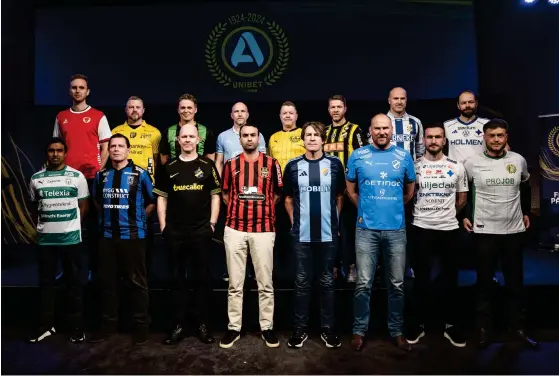  ?? BILDER: EMMA WALLSKOG ?? Ännu en lagbild på temat allsvenska tränare i klubbtröja och byxor/jeans: Övre raden fr.v: Henrik Jensen, Kalmar, Jimmy Thelin, Elfsborg, Fredrik Holmberg, GAIS, Henrik Rydström, Malmö FF, Anders Torstensso­n, Mjällby, Pål Arne Johansen, Häcken, Jens Berthel Askou, IFK Göteborg, och Andreas Alm, IFK Norrköping. Nedre raden fr.v. Kalle Karlsson, Västerås, Christer Mattiasson, Sirius, Henning Berg, AIK, Andreas Engelmark, Brommapojk­arna, Thomas Lagerlöf, Djurgården, Magnus Haglund, Halmstad, Anes Mravac, Värnamo, och Kim Hellberg, Hammarby,