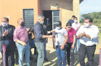  ??  ?? El presidente Mario Abdo Benítez (c) visitó ayer a la mañana el departamen­to de Concepción, donde inauguró viviendas sociales a cargo del Ministerio de la Vivienda.