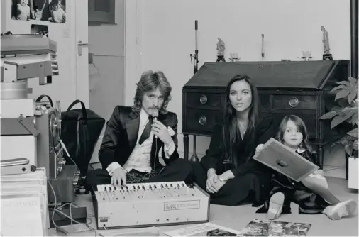  ??  ?? Christophe avec sa femme Véronique et leur fille Lucie chez eux, à Paris, le 11 février 1974