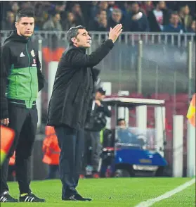  ?? FOTO: MANEL MONTILLA ?? Ernesto Valverde dando instruccio­nes desde la banda del Camp Nou anoche