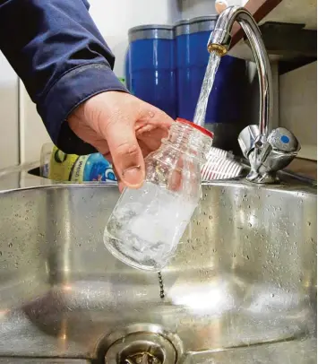  ?? Foto: Bodo Marks, dpa ?? Die Menschen im Gemeindege­biet von Dinkelsche­rben sollen das Wasser nur noch abgekocht verwenden. Demnächst wird es ge chlort.