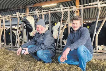  ?? FOTO: PHILIPP RICHTER ?? Georg Konzett und sein Sohn Felix im Stall in Baindt: Sie sind Milchbauer­n aus Leidenscha­ft.