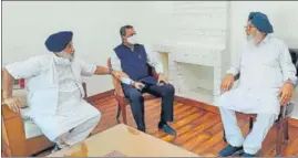  ?? HT PHOTO ?? BSP national general secretary Satish Chandra Mishra (centre) interactin­g with SAD chief Sukhbir Singh Badal (left) and patron Parkash Singh Badal (right) in Chandigarh on Saturday.