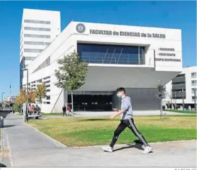  ?? M. Á. MOLINA / EFE ?? La Facultad de Ciencias de la Salud de Granada.