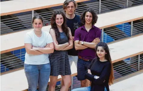  ?? Foto: Marcus Merk ?? Vertreten als Schülerspr­echer die Meinung der Schüler am Paul Klee Gymnasium in Gersthofen: (von links) Antonia Hönl, Julia Senft, Magnus Lehmkuhl, Denis Müller und Berfin Cosar. Eigentlich sind sie zu sechst, auf dem Bild fehlt Fabian Jenisch.