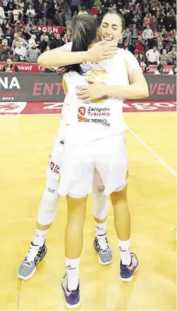  ?? ÁNGEL DE CASTRO ?? Vega Gimeno se abraza con Davinia Ángel tras vencer al Lublin.