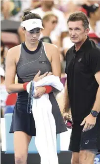  ?? AP ?? Garbine Muguruza es vista por su entrenador Sam Sumyk durante su segundo set contra Aleksandra Krunic en el torneo de Brisbane.