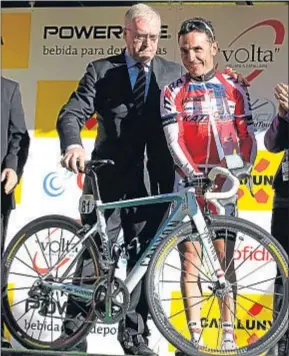  ?? TONI ALBIR / EFE ?? El presidente de la UCI premió a Purito como número 1 del 2012