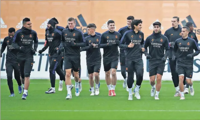  ?? ?? Los jugadores del Real Madrid hacen carrea continua, ayer en el último entrenamie­nto celebrado en Valdebebas antes del partido de esta noche ante el Sevilla.